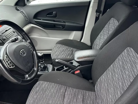 Rent Kia Ceed 1.4 80kW photo 8