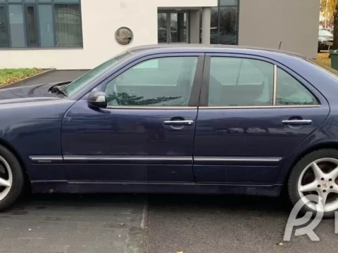 Rent Mercedes-Benz E 270 2.7 125kW photo 6