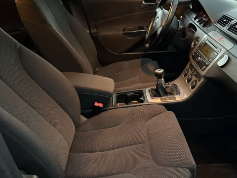 Rent Volkswagen Passat 2.0 103kW photo 8